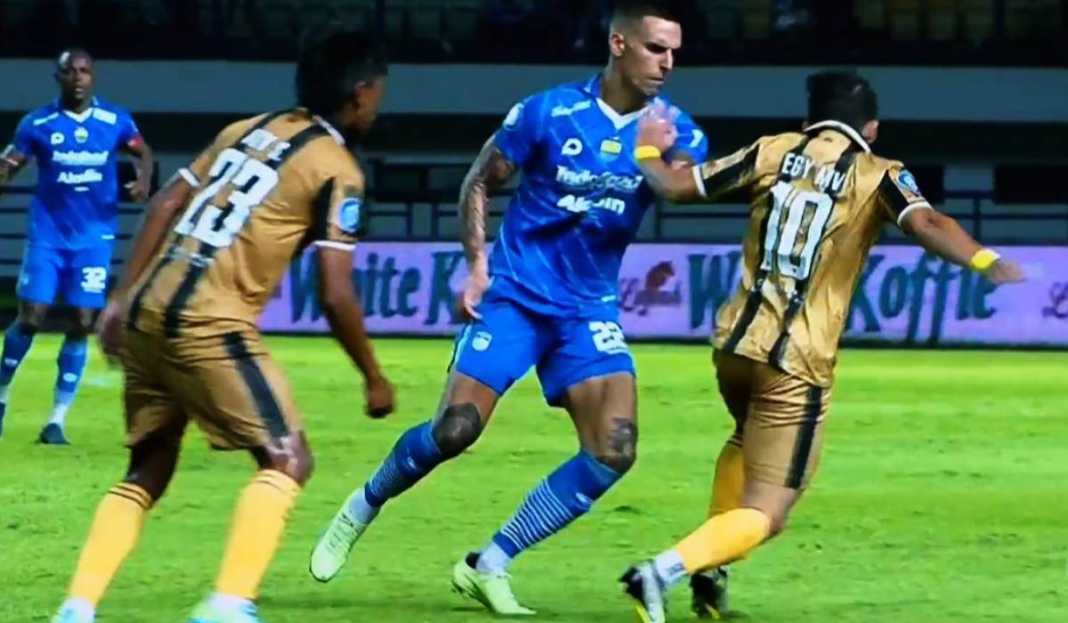 Duel Alberto dengan Egy Maulana Vikri di Laga Persib Bandung vs Dewa United Liga 1 2023-24 Hasil Persib Bandung vs Dewa United di Liga 1: Diwarnai Kartu Merah dan Nyaris Kalah, Gol Indah Ezra Walian Selamatkan Maung Bandung