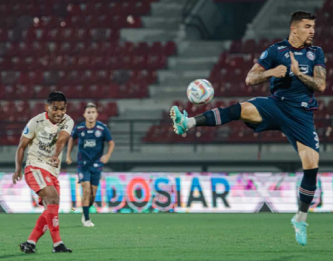 Duel Arema fc vs Bali United yang dimenangkan Serdadu Tridatu Duel Arema fc vs Bali United yang dimenangkan Serdadu Tridatu