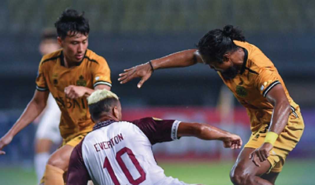 Duel Bhayangkara FC vs PSM Makassar Duel Bhayangkara FC vs PSM Makassar