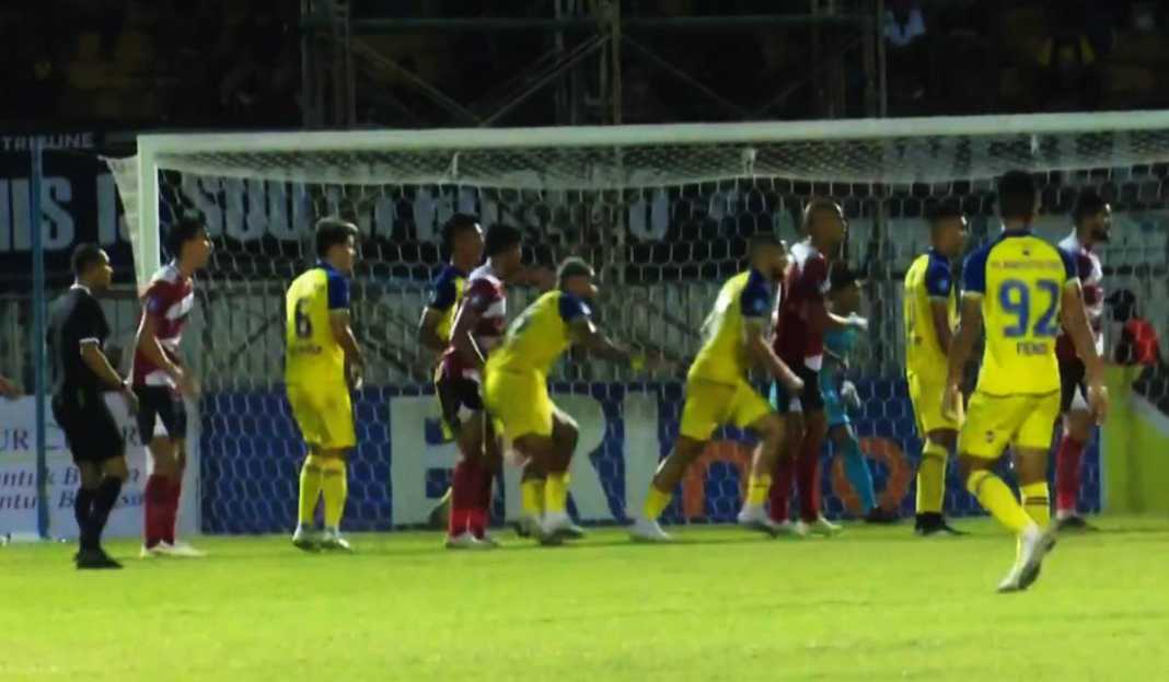 Duel Pemain Barito Putera vs Madura United di Pekan Kelima Liga 1 Hasil Barito Putera vs Madura United di Liga 1: Curi Tiga Poin, Laskar Sape Kerrab Ramaikan Papan Atas