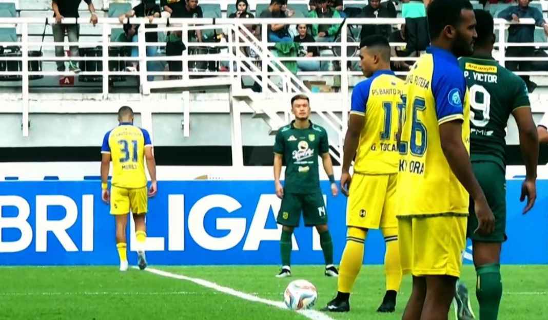Duel Pemain Persebaya vs Barito Putera di Liga 1 Hasil Persebaya Surabaya vs Barito Putera di Liga 1: Diwarnai Gol Kelas Dunia, Laskar Antasari Curi Poin