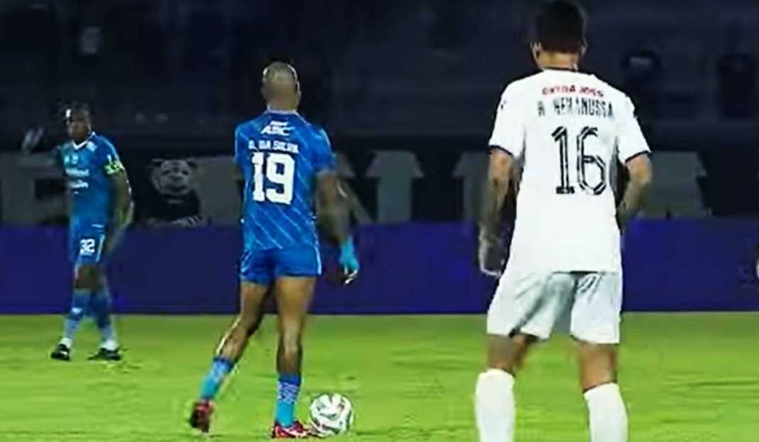 Duel Pemain Persik vs Persib Hasil Persik Kediri vs Persib Bandung di Liga 1: Ryan Kurnia Cetak Gol, Maung Bandung Raih Kemenangan Pertama!