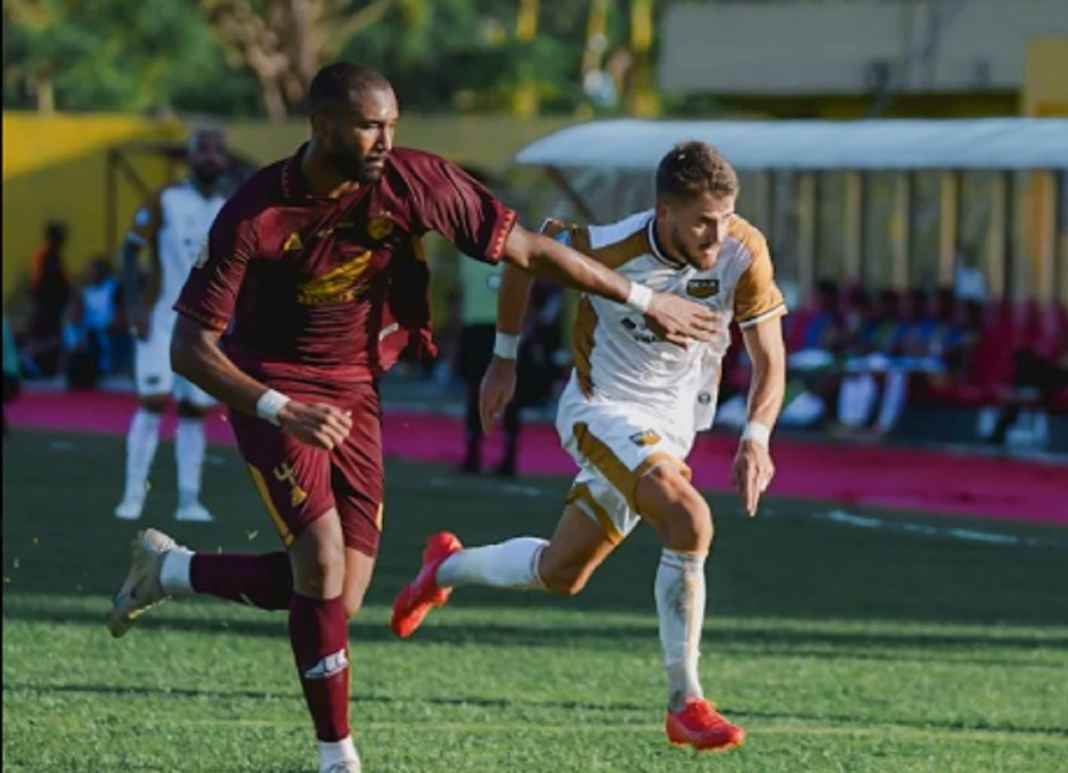 Duel pemain PSM dan Dewa United di pekan kedua Liga 1
