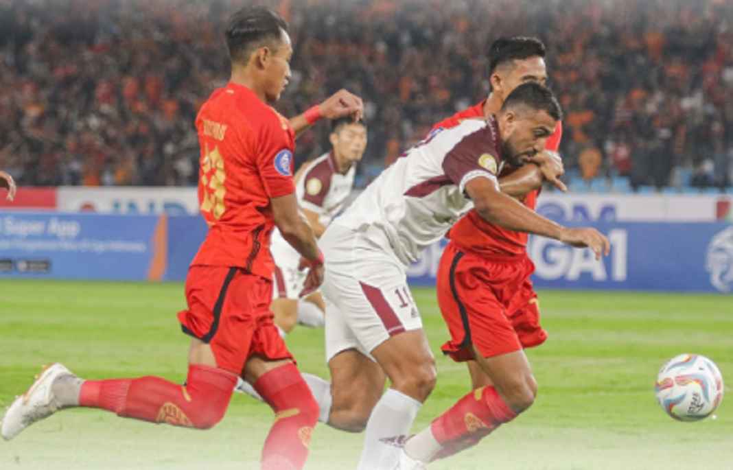 Duel pemain PSM dan Persija Jakarta Duel pemain PSM dan Persija Jakarta
