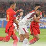 Duel pemain PSM dan Persija Jakarta