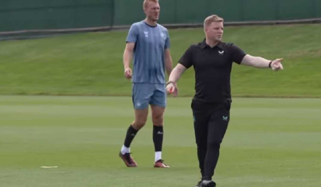 Eddie Howe Tampak Serius Berikan Instruksi Dalam Sesi Latihan Newcastle United Gila Bola - Eddie Howe secara terbuka belum adanya pemain top dunia yang bergabung ke Newcastle United karena soal anggaran. Namun sang pelatih tegaskan wajah baru perlu. Setelah berganti kepemilikan klub ke Pangeran Arab Saudi, The Magpies diprediksi akan menjadi kekuatan terbaru di Liga Inggris dan sepak bola Eropa dengan dukungan dana yang besar dari pemilik klub mereka. Para suporter Newcastle United menyambut antusias dan sebagai berita baik adanya pergantian tersebut. Pasalnya, mereka diyakini bisa mendatangkan pemain bintang ke St James Park dan bursa transfer musim panas ini paling ditunggu. Diyakini bakal jadi tim asal Inggris paling aktif. Hal ini tak lepas Newcastle United di musim 2022/23 finis di empat besar Liga Inggris. Artinya, bakal berlaga di Liga Champions. Sejumlah pemain nama besar terus pun diberitakan akan merapat, tetapi Eddie Howe kini telah meredakn rumor tersebut. Nggak Punya Banyak Uang Dikutip dari tribalffotball, Eddie Howe mengatakan sejauh ini belum ada pemain bintang yang mendekati untuk diboyong di bursa transfer musim panas. Meski begitu, Eddie Howe menyebutkan Newcastle United sedang mengusahakan memdatangkan pemain tersebut. Akan tetapi, ia tegaskan The Magpies memang perlu tambahan pemain baru untuk kompetisi musim 2023/24. Lebih lanjut, Howe secara mengejutkan mengungkapkan bahwa klub tidak memiliki anggaran yang besar untuk rekrut pemain di bursa transfer musim panas. Apa yang Harus Dilakukan Eddie Howe? Setelah mengungkapkan anggaran belanja di bursa transfer musim panas terbatas, publik menilai pasti Newcastle United bakal sulit bermain di Liga Inggris dan Liga Champions untuk musim baru. Pasalnya, belum ada pemain bintang yang diboyong. Namun Eddie Howe pastikan walaupun anggaran Newcastle terbatas di bursa transfer, sekarang mereka harus kreatif di musim panas. Dengan demikian, sejumlah pemain yang diberitakan dengan Newcastle United belum tentu bakal bergabung ke St James Park. Newcastle United Sejuh ini, tim berjulukan The Magpies baru mendatangkan nama besar seperti Sandro Tonali dari AC Milan. Ia didatangkan untuk memperkuat lini serang Newcastle United. Newcastle United sendiri kini membidik Kieran Tierney untuk memperkuat posisi bek kiri. Namun sejauh ini Eddie Howe belum bisa memboyongnya dari Arsenal. Dari berita yang beredar mereka masih keberatan dengan harga yamg dipatok klub sepak bola asal Londo Utara.