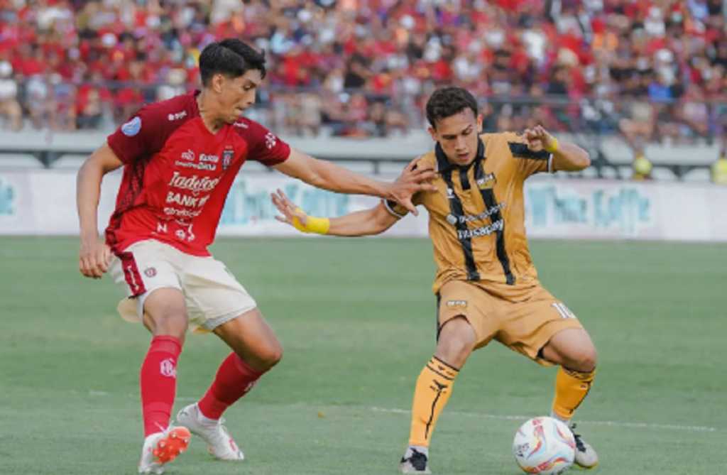 Elias Dolah dan Egy Maulana Vikri dalam laga Bali United vs Dewa United