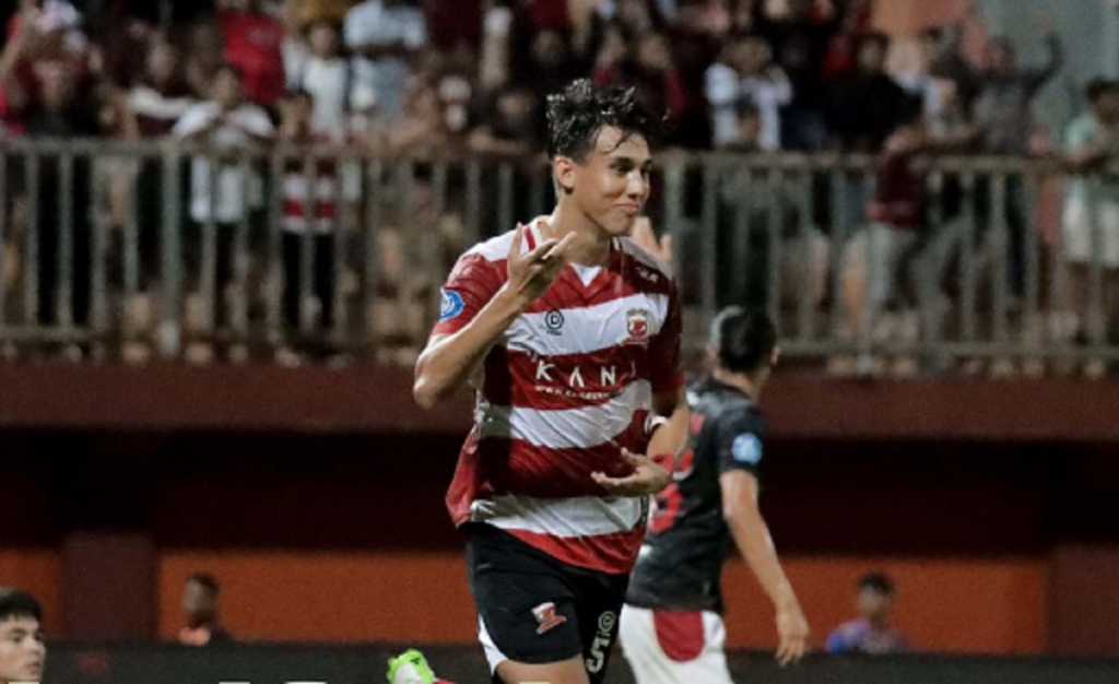 Francisco Rivera usai mencetak gol pembuka kemenangan Madura United atas Persis Solo