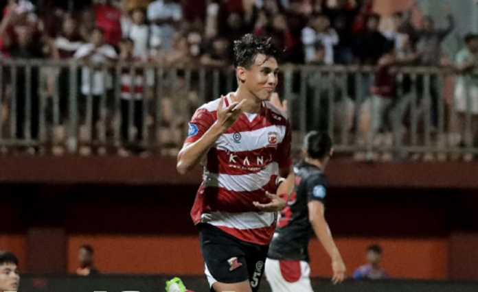 Francisco Rivera usai mencetak gol pembuka kemenangan Madura United atas Persis Solo