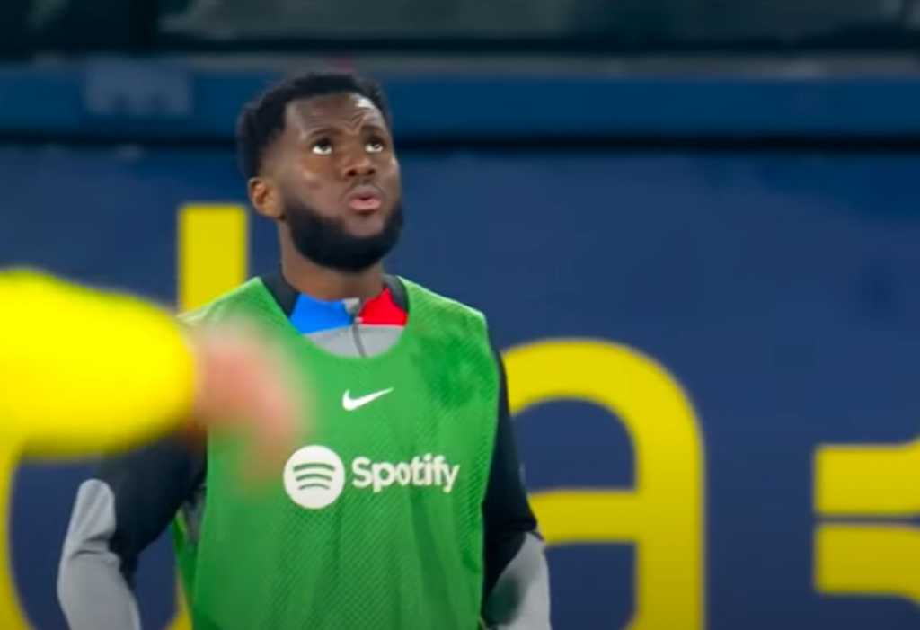 Franck Kessie dalam sebuah sesi latihan atau pemanasan di Barcelona