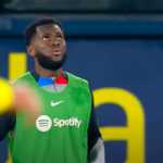 Franck Kessie dalam sebuah sesi latihan atau pemanasan di Barcelona