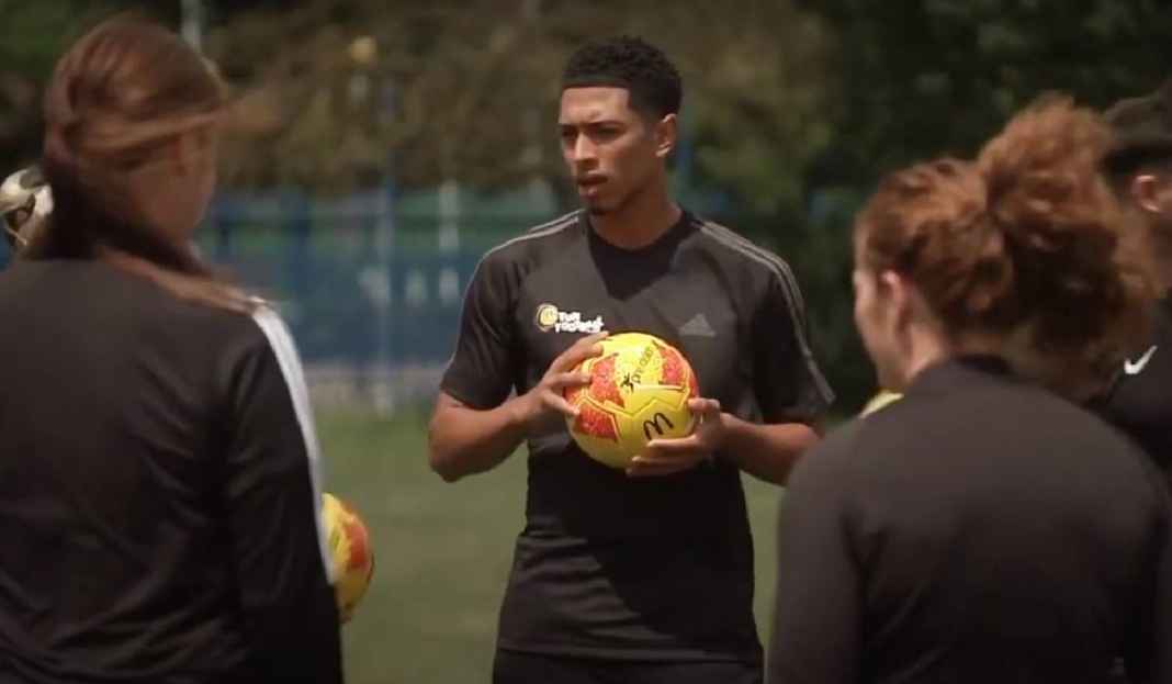 Jude Bellingham Sedang Berikan Materi Sepak Bola di Sebuah Acara Alasan Utama Jude Bellinggham Mengapa Mau Gabung ke Real Madrid