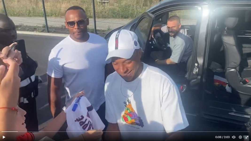 Kylian Mbappe penuhi keinginan fans PSG Alasan Kylian Mbappe Tidak Akan Pergi ke Liga Arab Saudi
