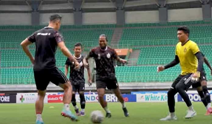 Latihan Bhayangkara FC jelang menjamu PSM Makassar