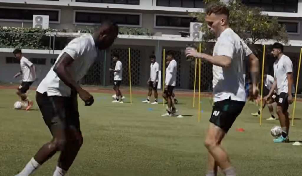 Latihan Persebaya Jelang Tandang ke Persija Jakarta