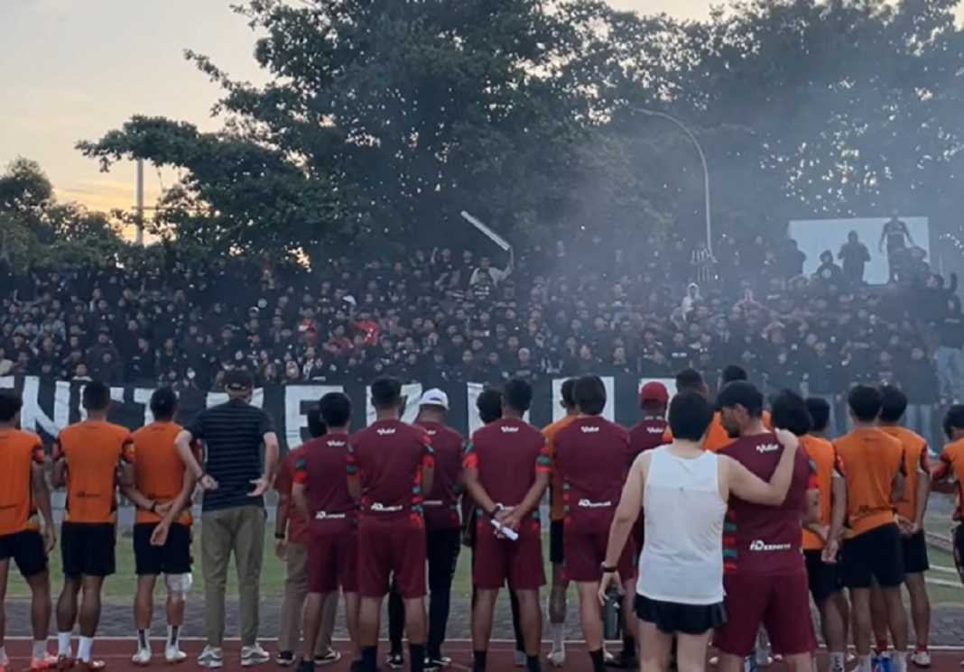 Latihan Persis Solo jelang Hadapi Arema FC disatroni suporter fanatik Latihan Persis Solo jelang Hadapi Arema FC disatroni suporter fanatik