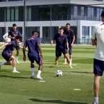 Luis Enrique saat memandu latihan PSG