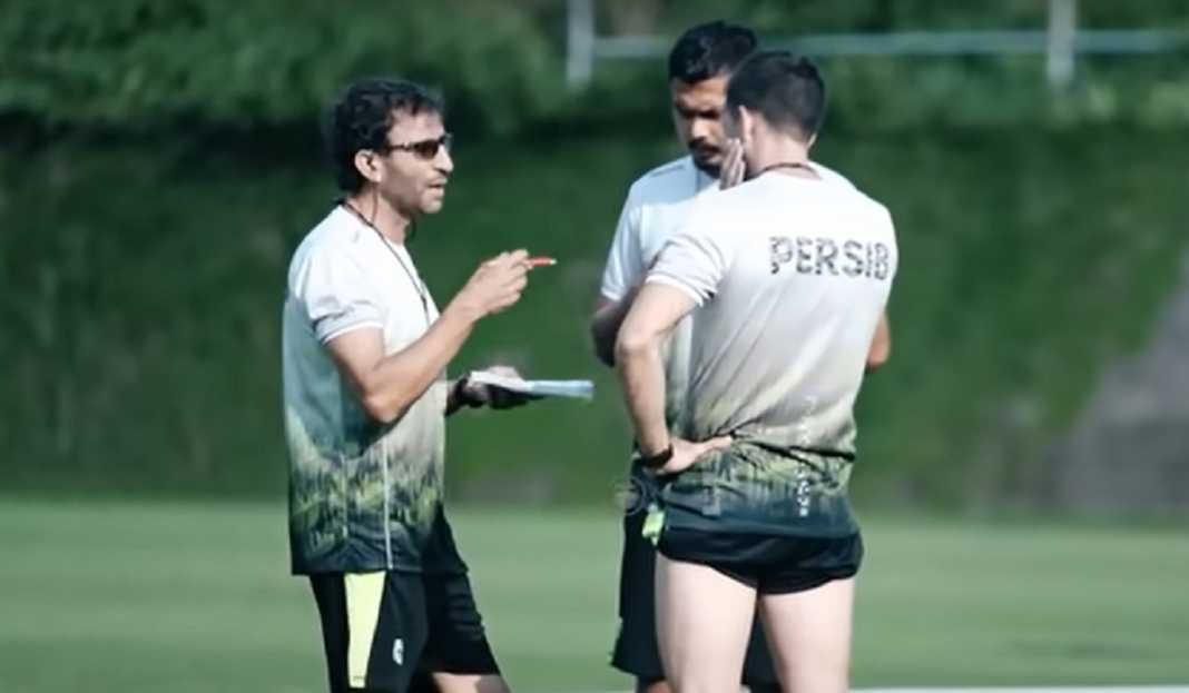 Luis Milla dalam sebuah sesi pertandingan di Persib Bandung Luis Milla dalam sebuah sesi pertandingan di Persib Bandung