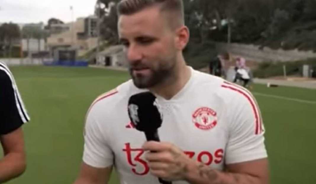 Luke Shaw Sedang Wawancara Jelang Musim Baru, Luke Shaw: Manchester United Siap Menangkan Lebih Banyak Trofi