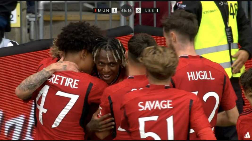 Man Utd merayakan gol Noam Emeran Dua Gol Manchester United Dicetak Pemain No 52 dan 57