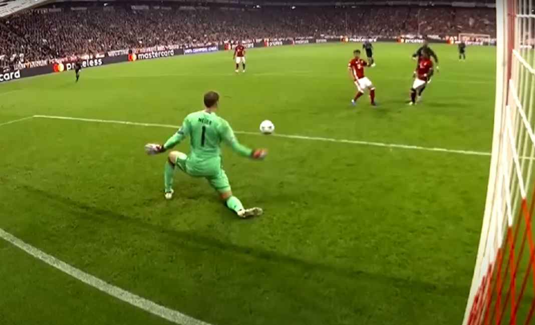 Manuel Neuer saat amankan gawang Bayern Munchen Manuel Neuer saat amankan gawang Bayern Munchen