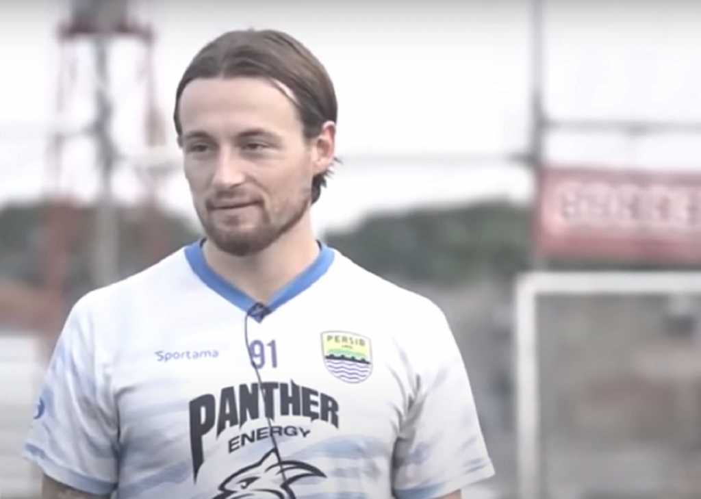 Marc Klok di Sela-sela Latihan Persib Bandung