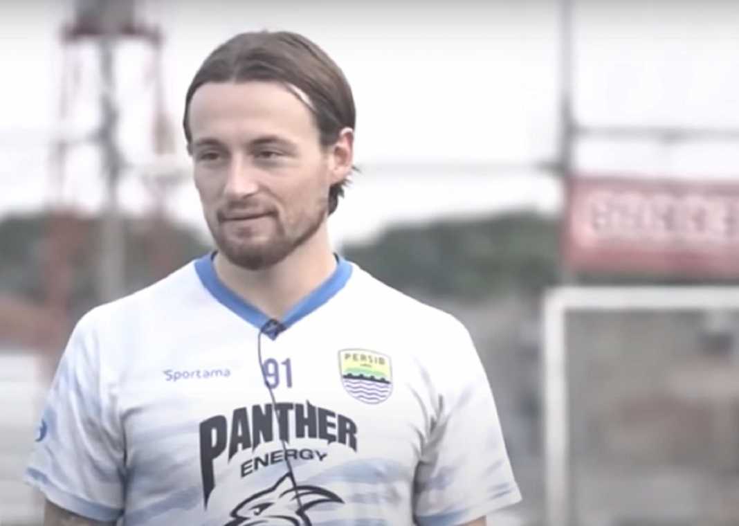 Marc Klok di Sela-sela Latihan Persib Bandung Marc Klok di Sela-sela Latihan Persib Bandung