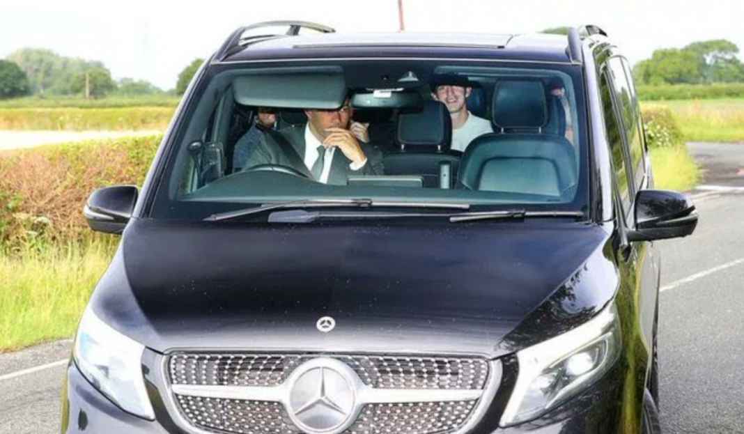 Mason Mount tiba di Carrington untuk tes medis Mason Mount Sudah Tiba di Kamp Latihan Manchester United Untuk Jalani Tes Medis