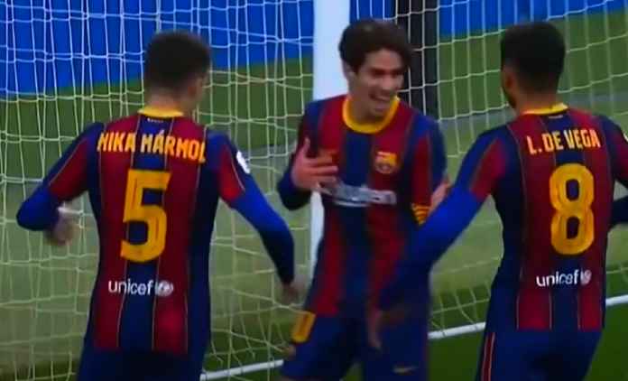 Para pemain muda Barcelona usai mencetak gol di sebuah laga