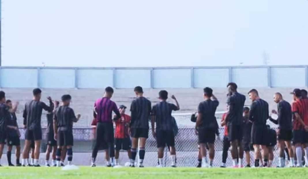 Pemain Arema FC Berlatih Jelang Hadapi Dewa United pekan pertama Liga 1 2023-24 Duh, Arema FC Punya Masalah Serius Usai Lakoni 3 Laga Liga 1