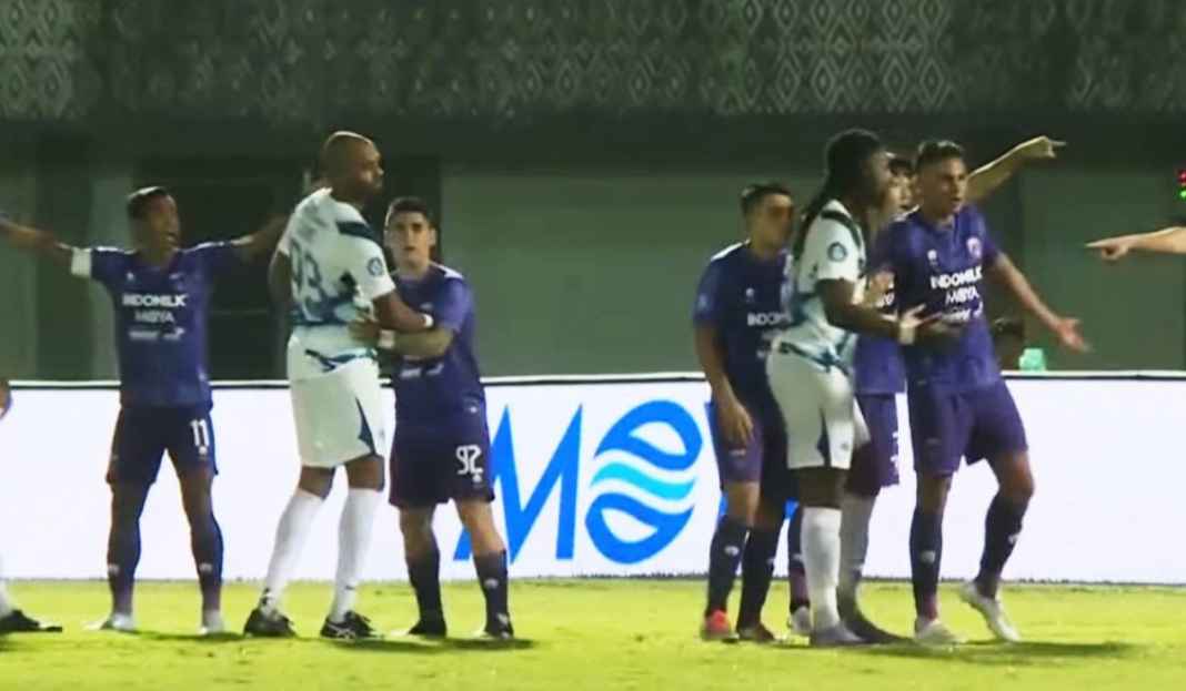 Pemain Persita Tangerang vs PSIS Semarang berada dalam kotak penalti di pekan kedua Liga 1 2022-24 Hasil Persita Tangerang vs PSIS Semarang di Liga 1: Gagal Penalti, Mateo Bustos Tebus dengan Assist dan Menangkan Pendekar Cisadane!