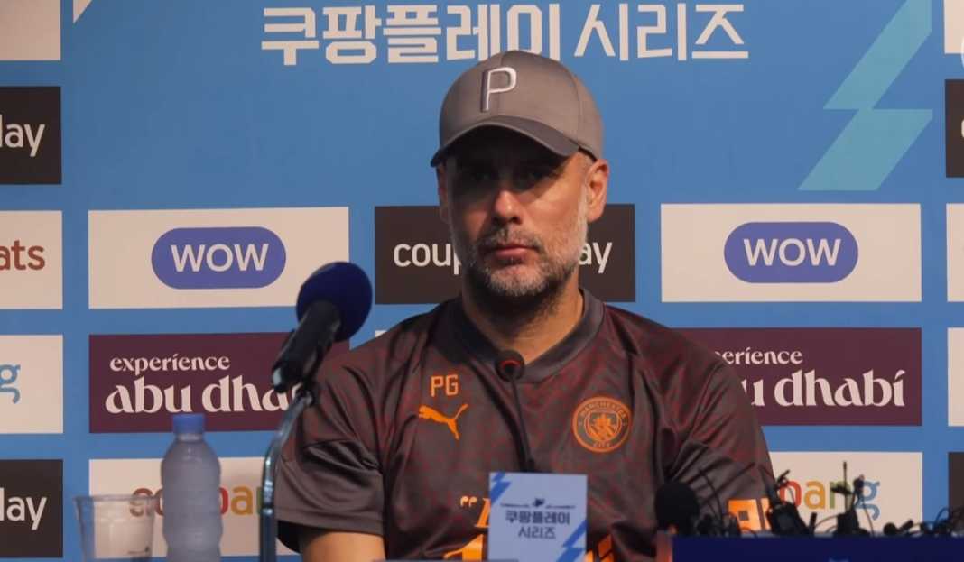 Pep Guardiola di konferensi pers Pep Guardiola Beri Penghormatan ke Riyad Mahrez, Akui Bakal Sulit Cari Penggantinya