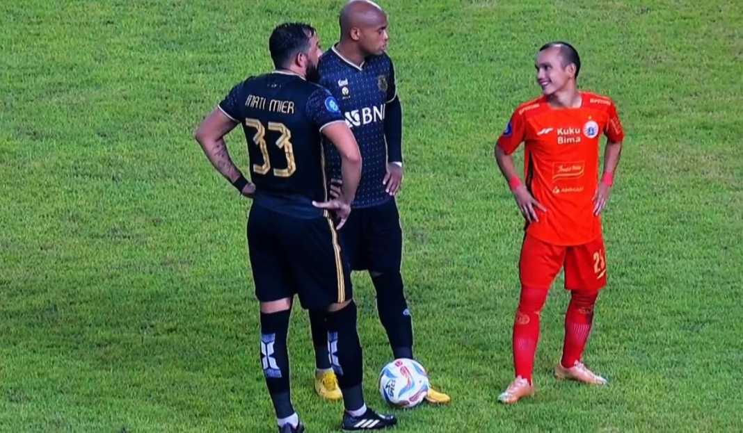 Riko Simanjuntak dengan Mati Mier dan Anderson Salles di Laga Persija Jakarta vs Bhayangkara FC Hasil Persija Jakarta vs Bhayangkara FC di Liga 1: Macan Kemayoran Menang, Marko Simic Sumbang 2 Gol