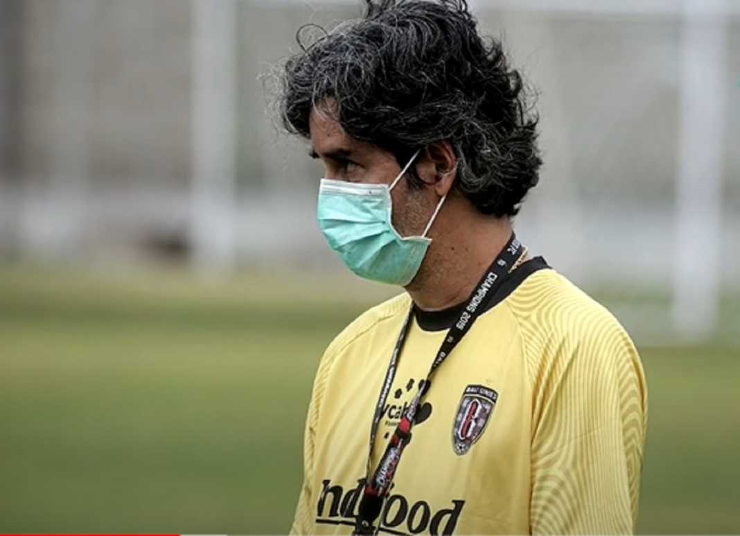 Stefano Cugurra Teco dalam sebuah sesi latihan Bali United Stefano Cugurra Teco dalam sebuah sesi latihan Bali United