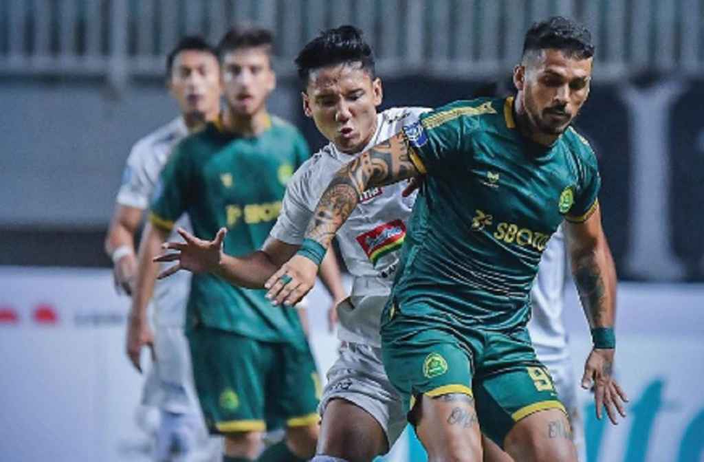 Syahrian Abimanyu berusaha mengawall Pedrinho dalam laga Persikabo vs Persija