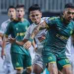 Syahrian Abimanyu berusaha mengawall Pedrinho dalam laga Persikabo vs Persija