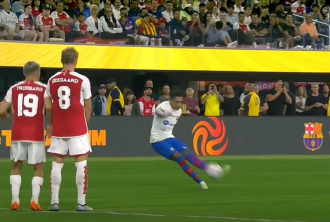 Tendangan maut Raphinha yang akhirnya bersarang di gawang Arsenal Tendangan maut Raphinha yang akhirnya bersarang di gawang Arsenal