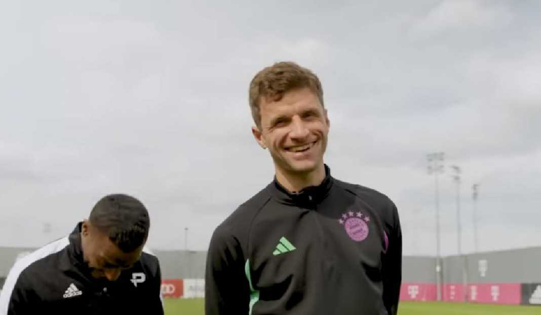 Thomas Muller Sedang Ikuti Sebuah Program Acara Berada di tempat Latihan Bayern Munchen Thomas Muller Cabut dari Kamp Latihan Bayern Munchen, Ada Masalah?