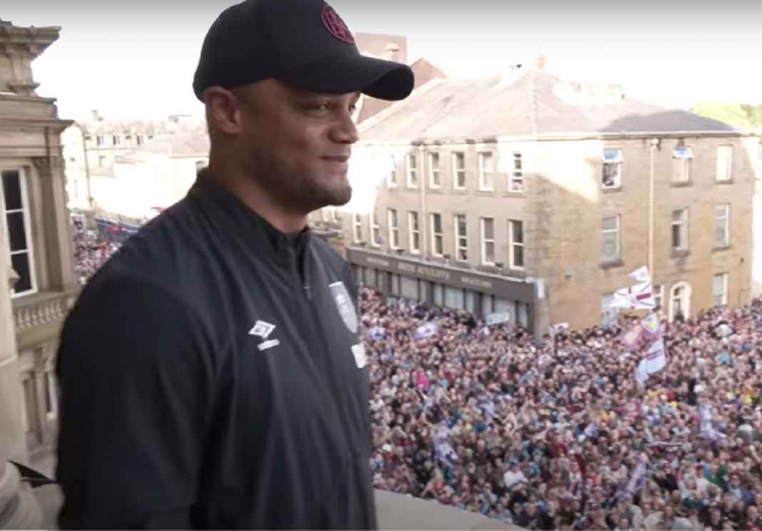 Vincent Kompany Saat Perayaan Kemenangan Burnley di Divisi Championship Vincent Kompany Saat Perayaan Kemenangan Burnley di Divisi Championship