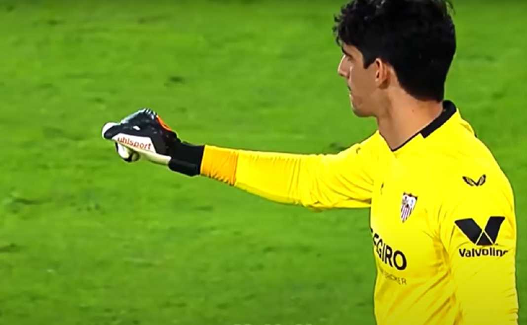 Yassine Bounou dalam sebuah aksinya bersama Sevilla Yassine Bounou dalam sebuah aksinya bersama Sevilla
