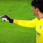 Yassine Bounou dalam sebuah aksinya bersama Sevilla