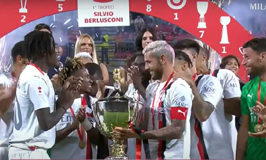 AC Milan saat menerima Trofeo SB usai kalahkan Monza