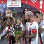 AC Milan saat menerima Trofeo SB usai kalahkan Monza