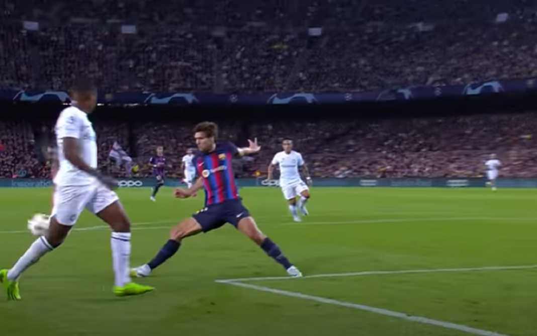 Aksi Marcos Alonso dalam Sebuah Laga Barcelona Aksi Marcos Alonso dalam Sebuah Laga Barcelona