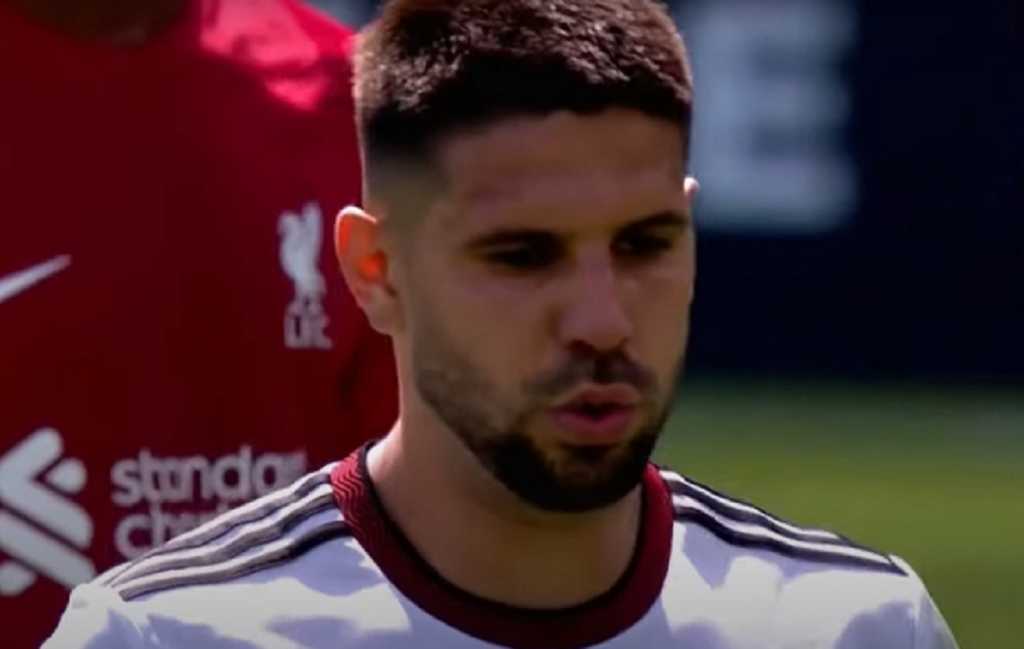 Aleksandar Mitrovic saat akan mencetak gol penalti ke gawang Liverpool