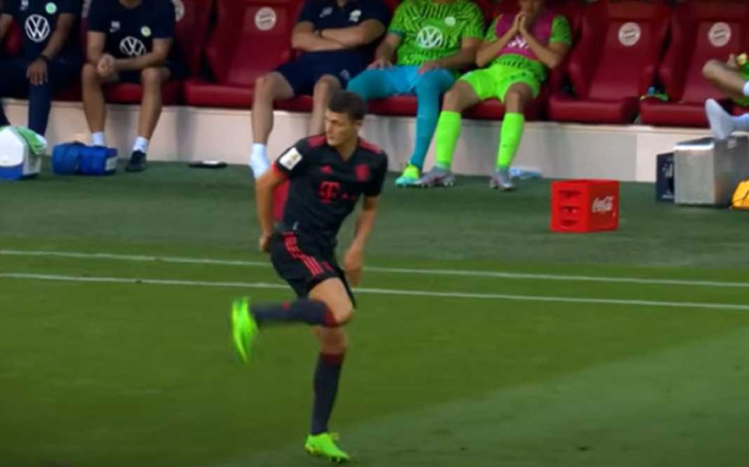 Benjamin Pavard dalam sebuah laga Bayern Munchen Benjamin Pavard dalam sebuah laga Bayern Munchen