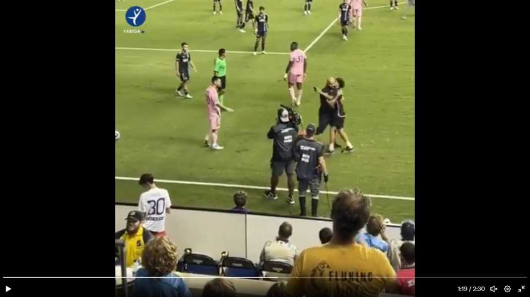 Bodyguard Messi menjauhkan penerobos lapangan Kenalin Nih Bodyguard Messi di Inter Miami, Ikut Masuk ke Lapangan Saat Ada Penerobos Dekati Majikannya