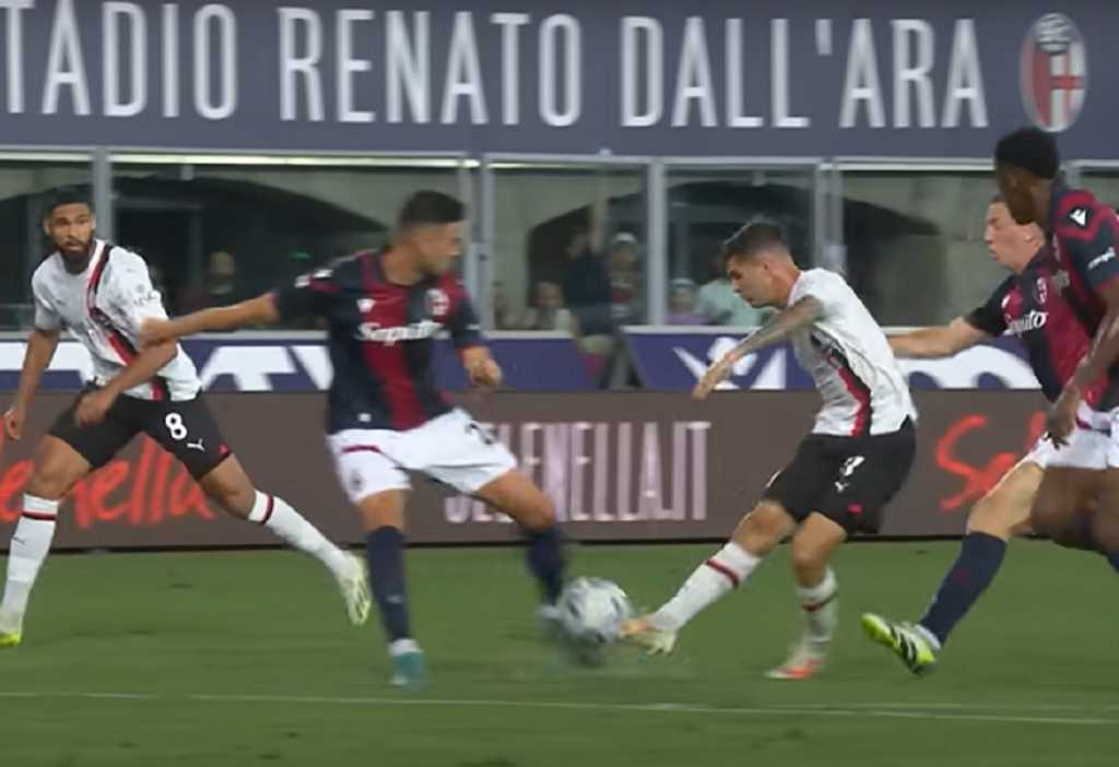 Christian Pulisic saat mencetak gol untuk AC Milan di Bologna
