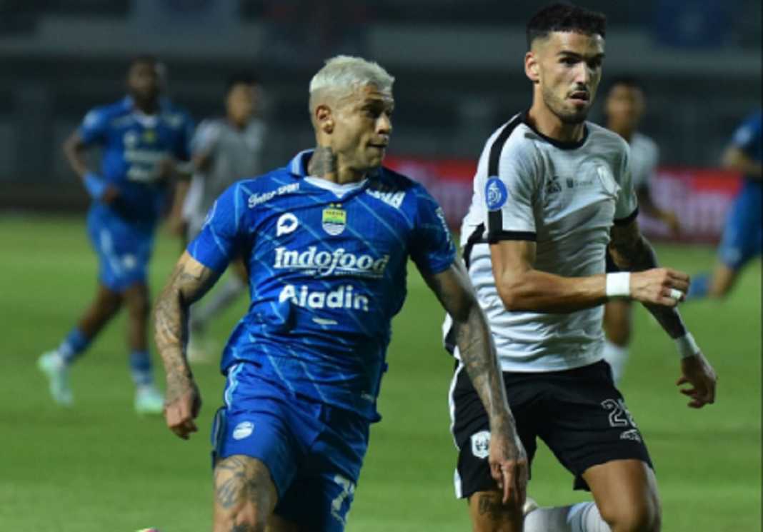 Ciro Alves - Angelo Meneses dalam duet Persib vs RANS Nusantara Ciro Alves - Angelo Meneses dalam duet Persib vs RANS Nusantara