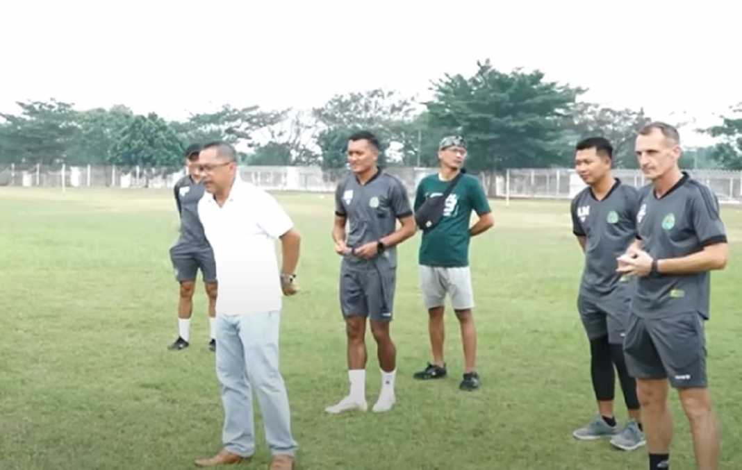 Coach AJi Santoso saat pertama kali hadir di lapangan latihan Persikabo 1973 Coach AJi Santoso saat pertama kali hadir di lapangan latihan Persikabo 1973